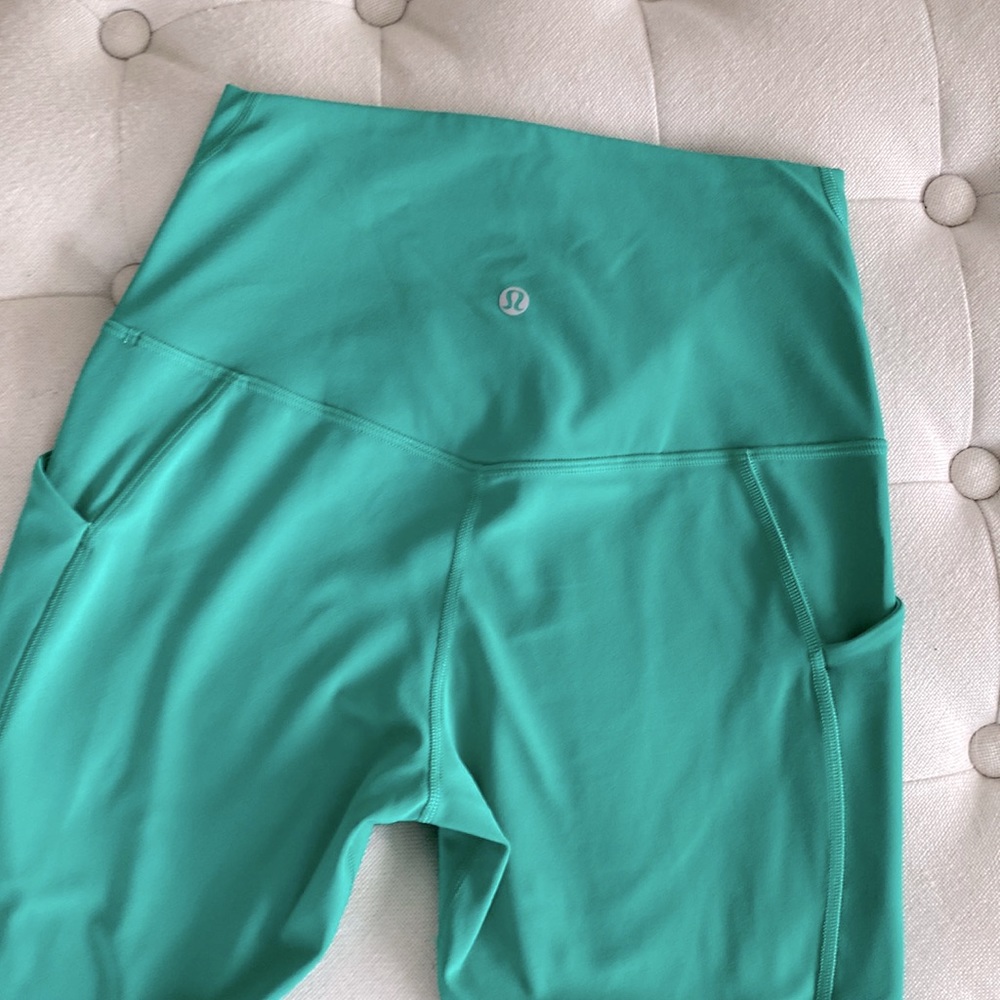 Lululemon • Green • Leggings • Pockets • Sz 6